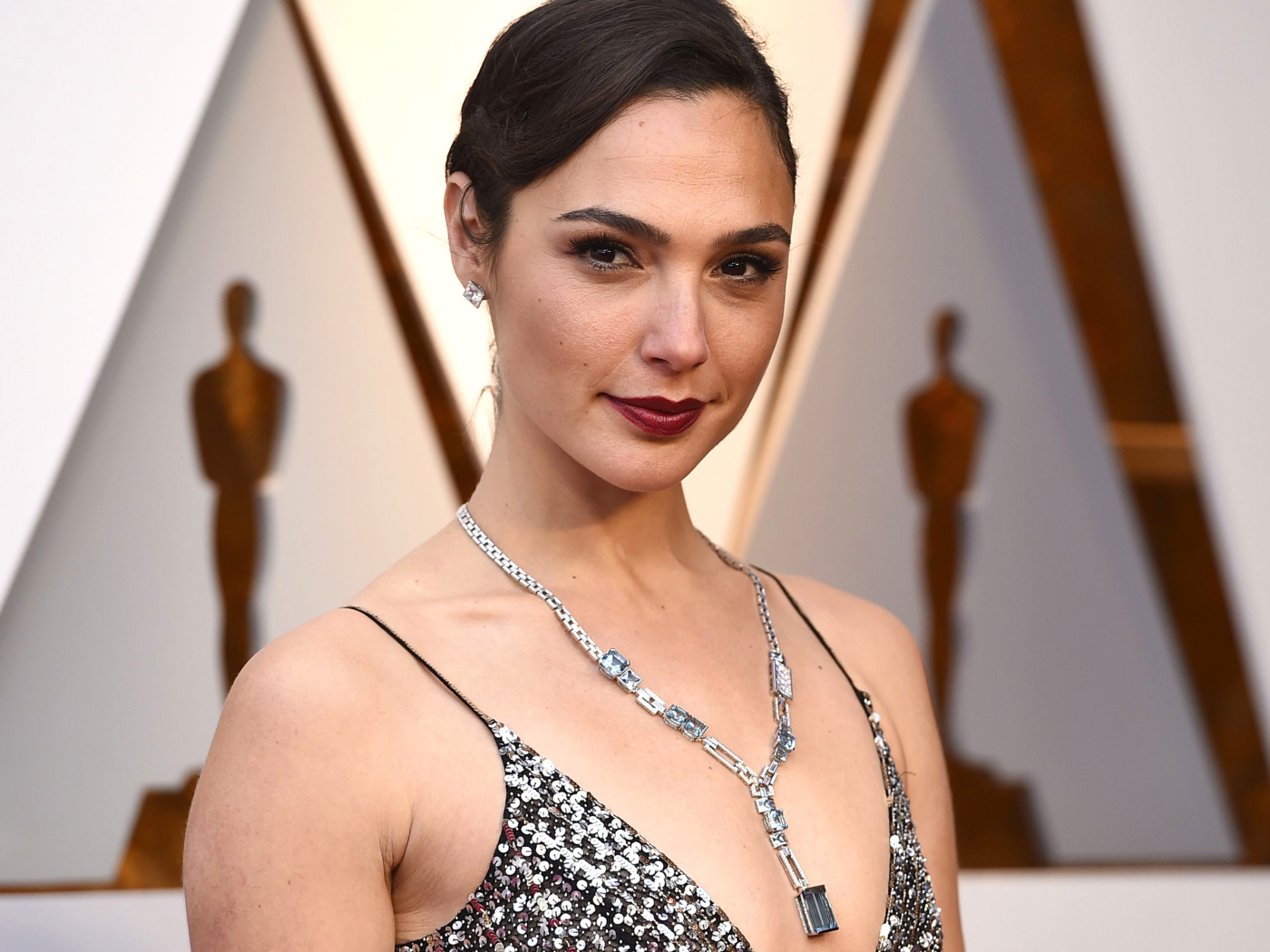 Яркая актриса Галь Гадот с ярким макияжем 