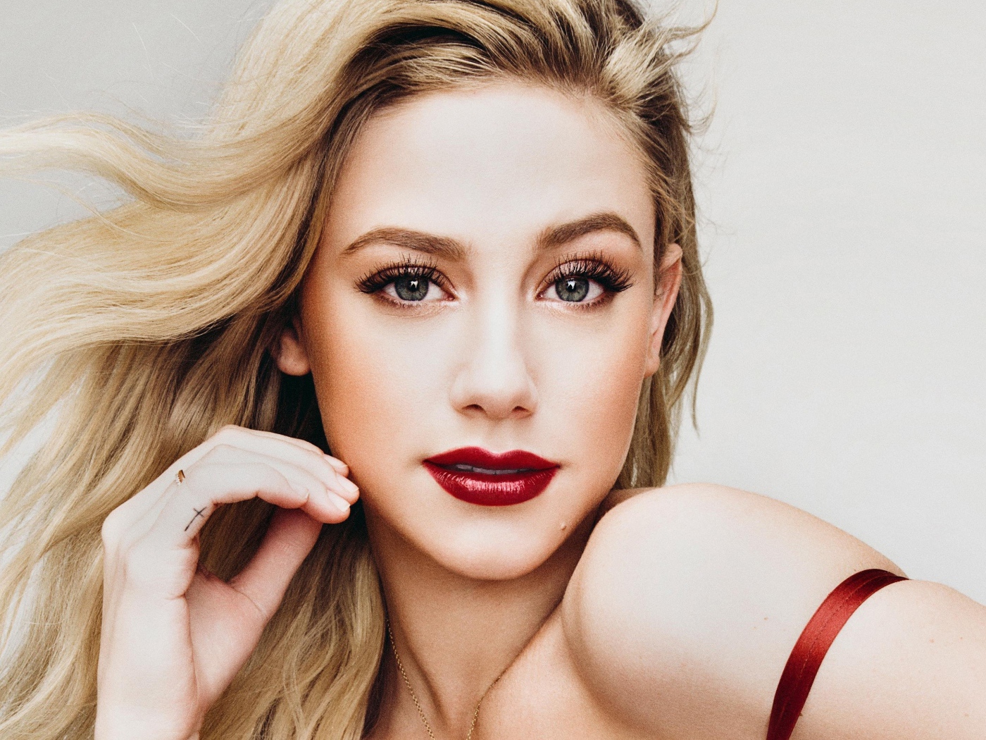 Яркая блондинка, актриса Лили Рейнхарт