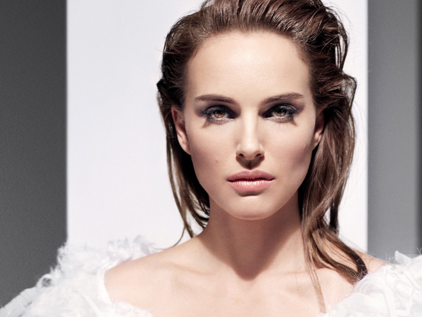 Эффектная актриса Натали Портман в белом