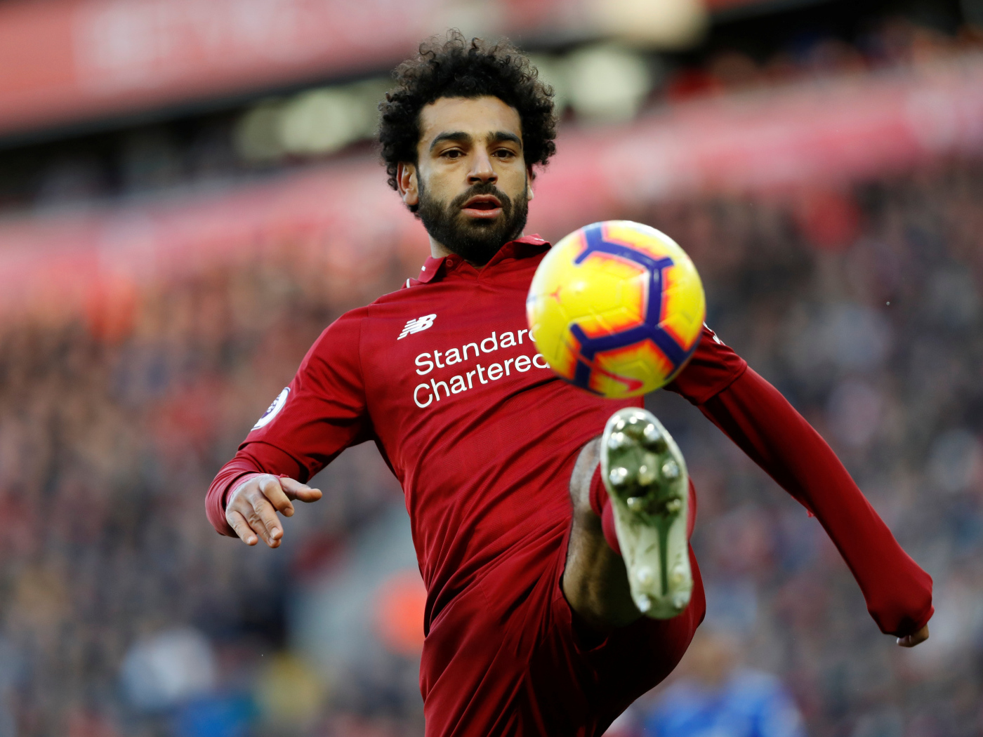 Египетский футболист Мохаммед Салах отбивает мяч