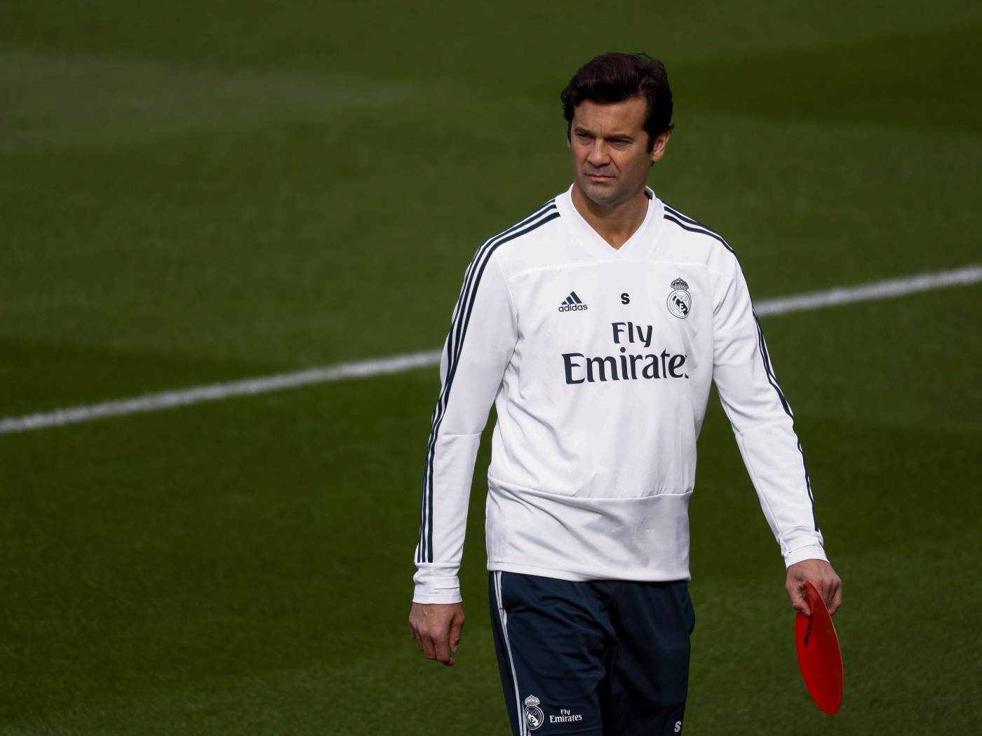 Футбольный тренер Сантьяго Солари на футбольном поле