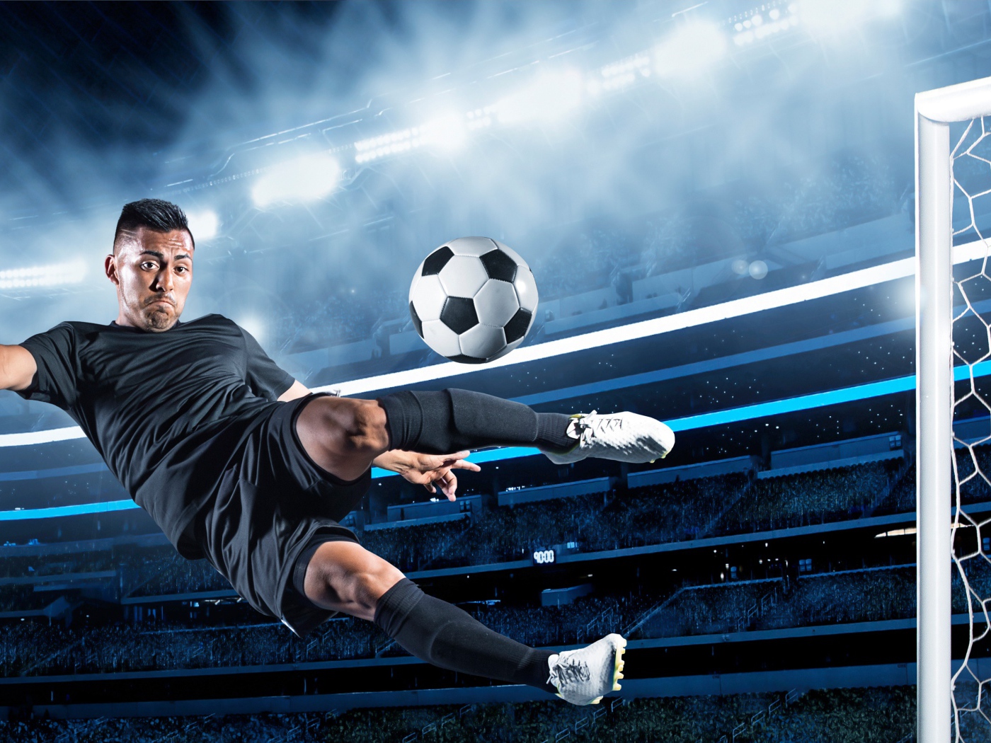 Футболист отбивает мяч в воротах