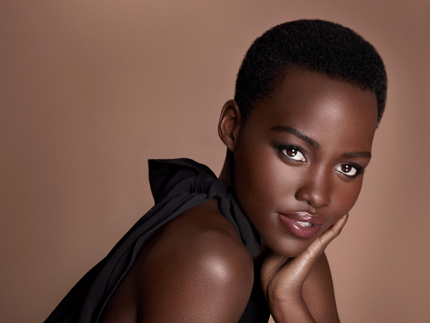 Кенийская актриса Люпита Нионго