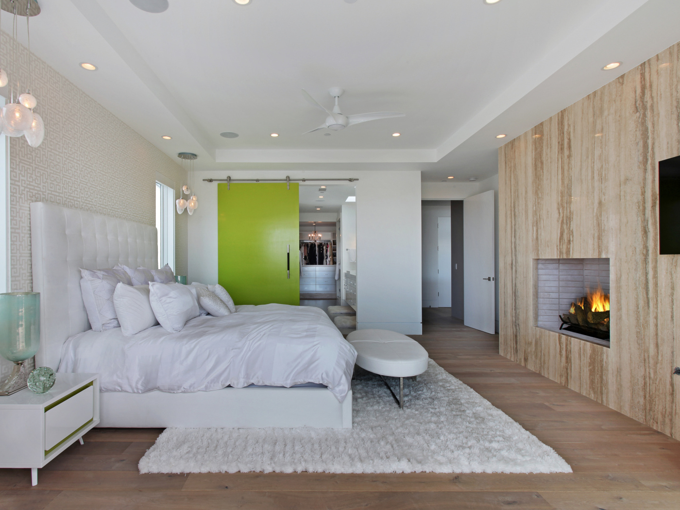 Большая светлая спальная комната с камином