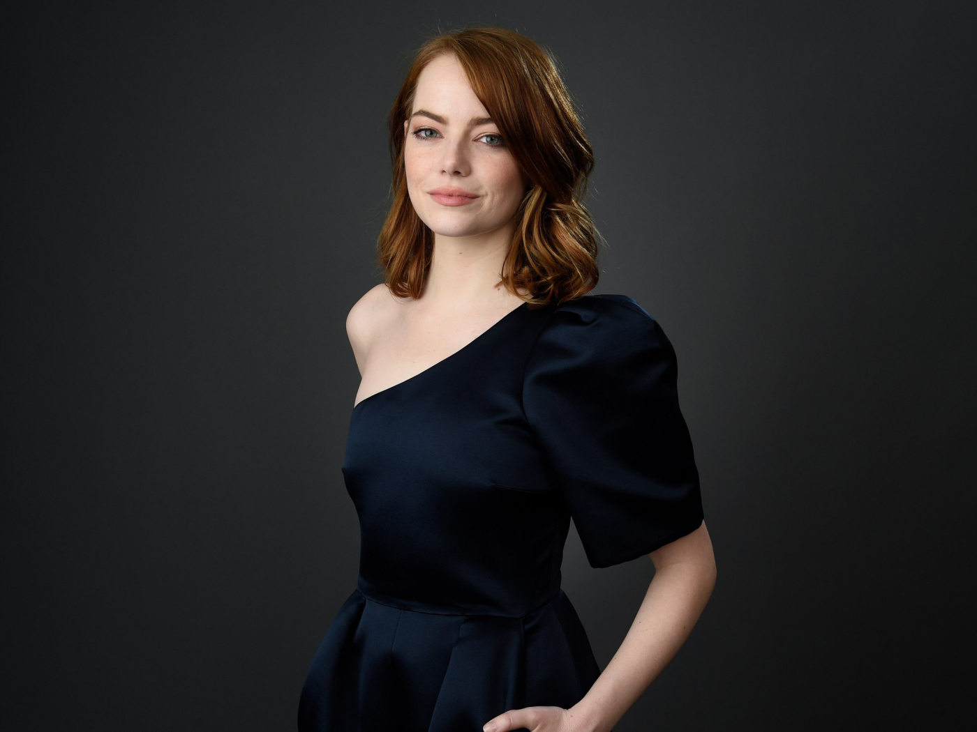 Рыжеволосая актриса Эмма Стоун в черном платье