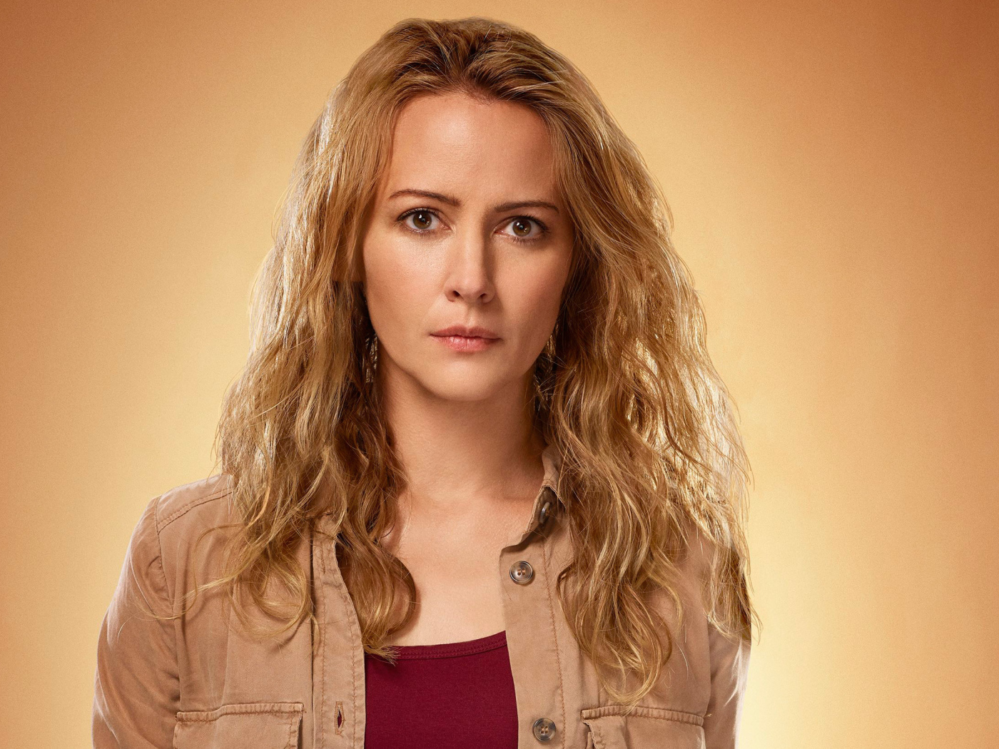 Серьезная американская актриса Эми Экер