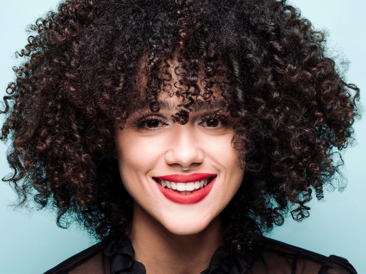 Улыбающаяся яркая девушка, актриса Натали Эммануэль