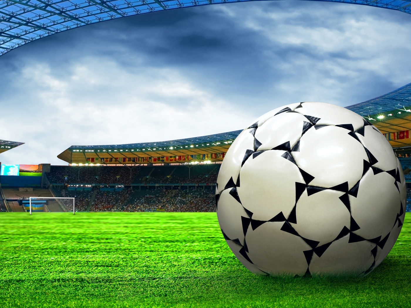 Футбольный мяч на зеленой траве стадиона