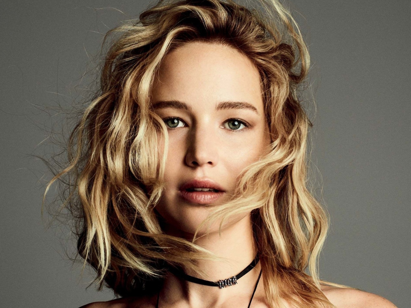 Эффектная блондинка Дженнифер Лоуренс фото на сером фоне