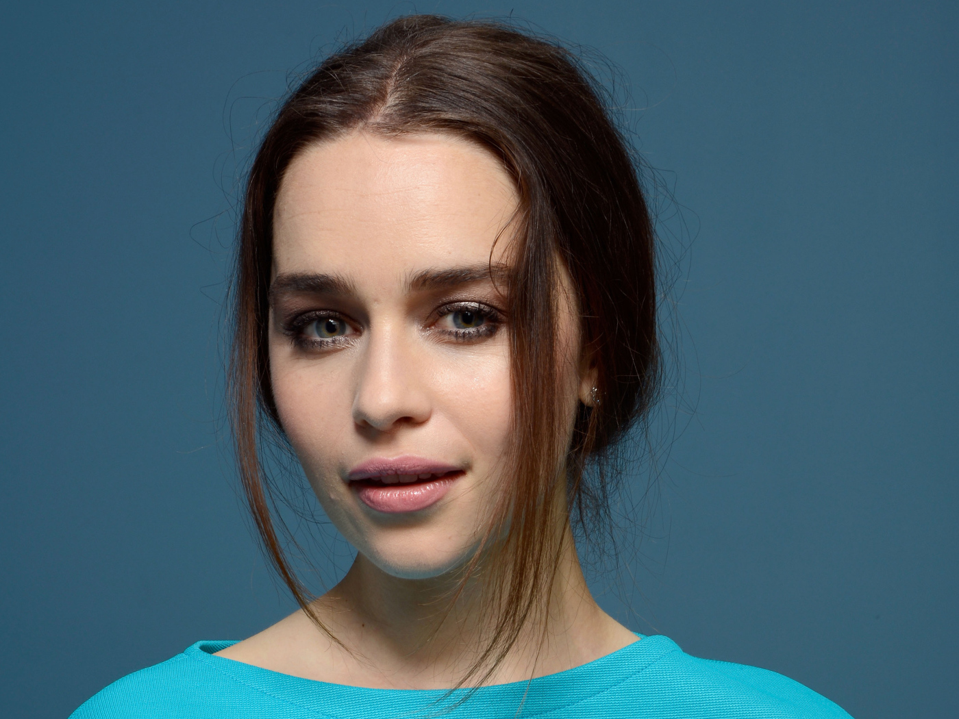 Нежная молодая девушка шатенка, актриса Эмилия Кларк