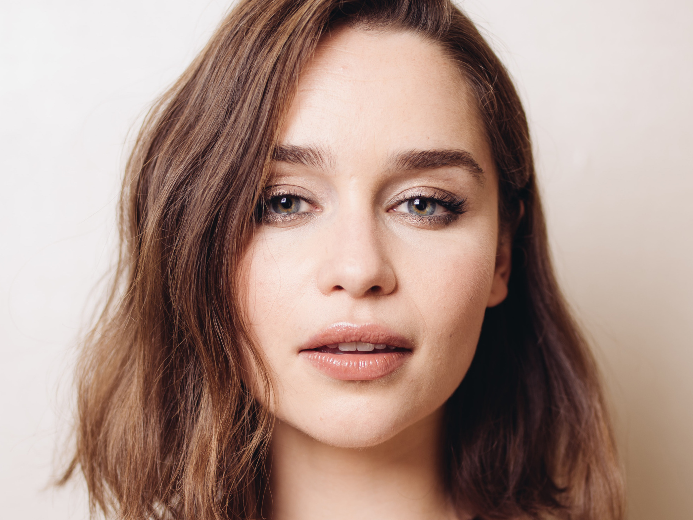 Лицо молодой актрисы Эмилии Кларк