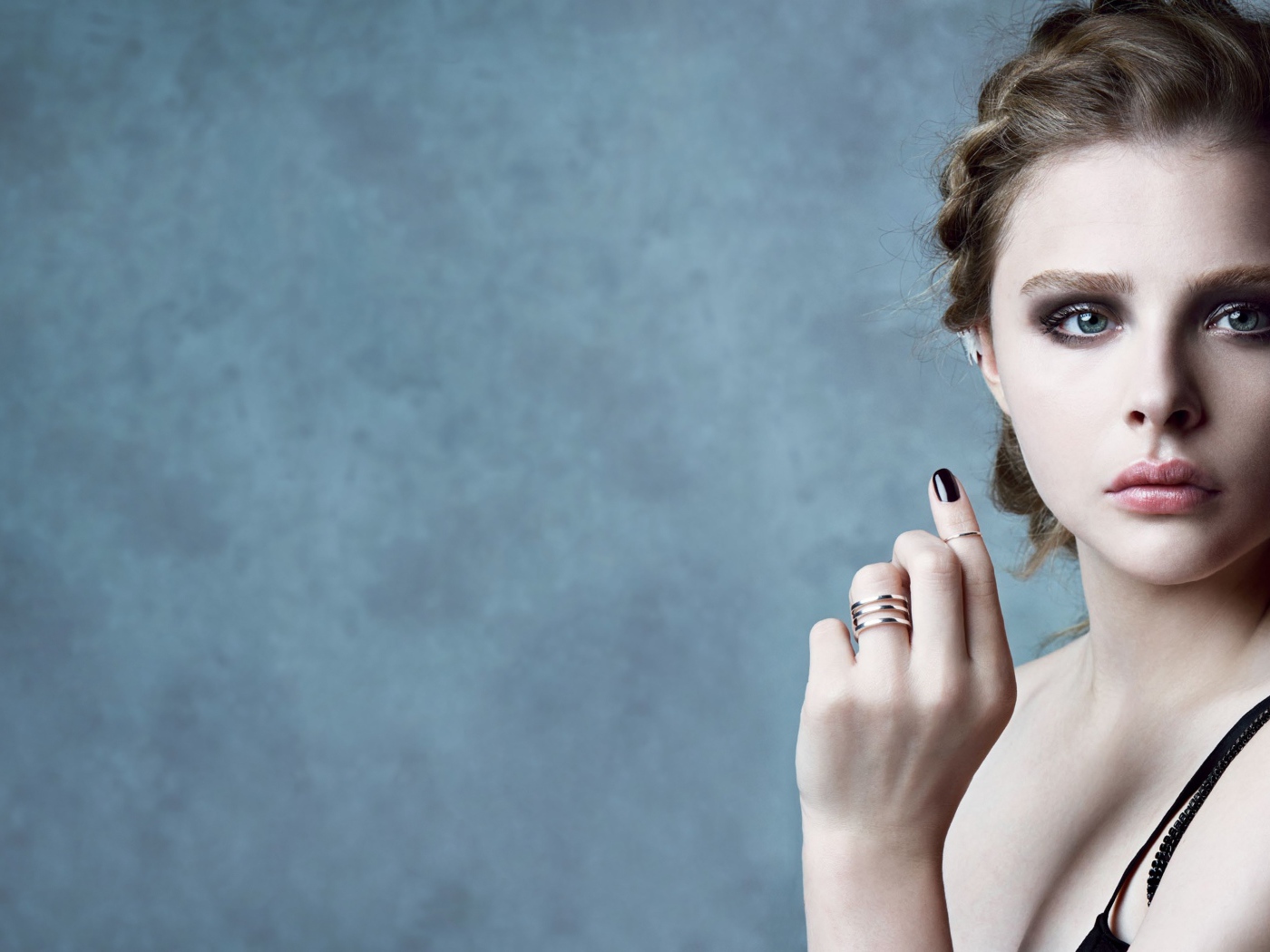 Молодая актриса Хлоя Грейс Морец с красивым макияжем