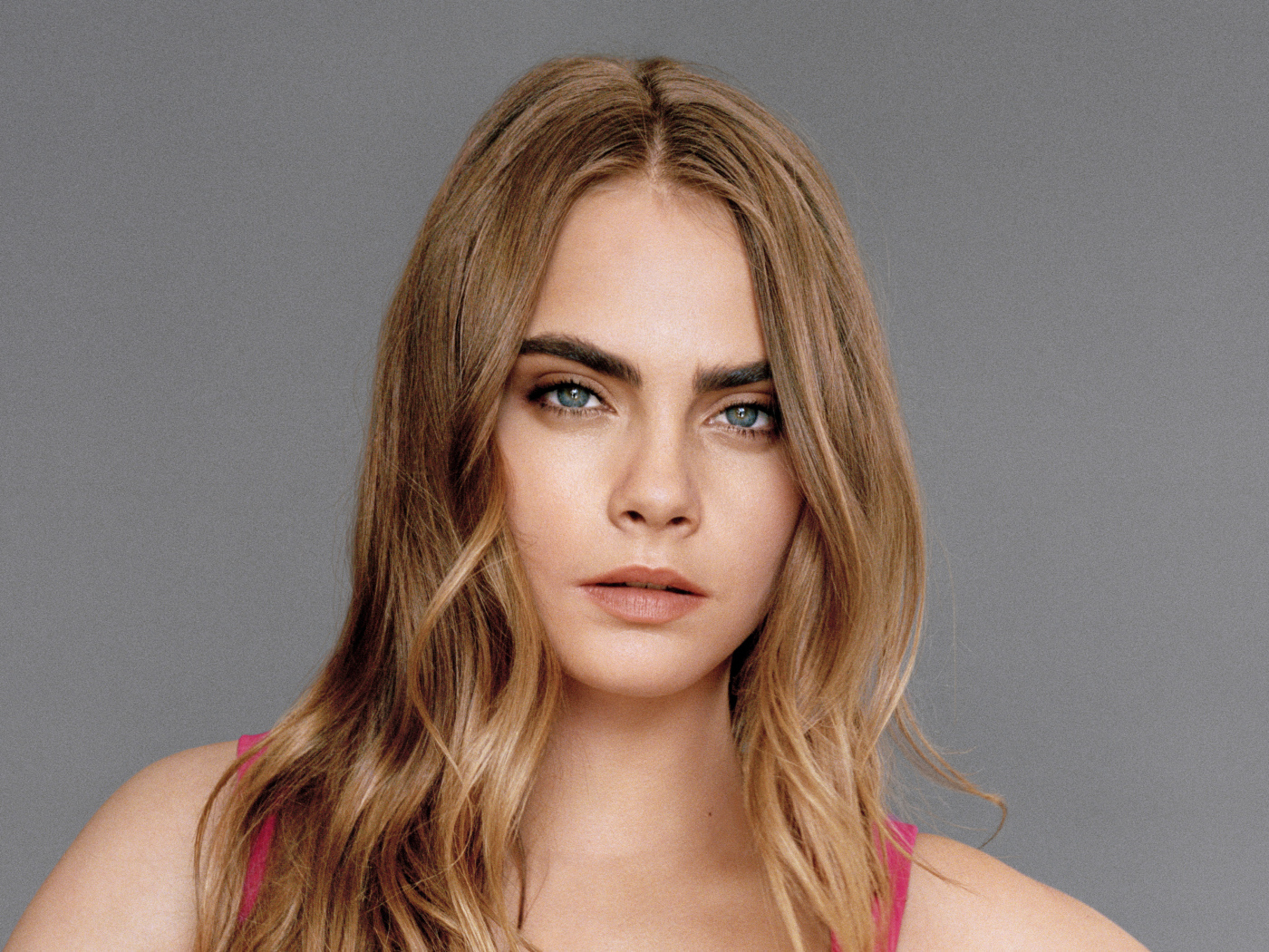 Молодая актриса Кара Делевинь фото на сером фоне