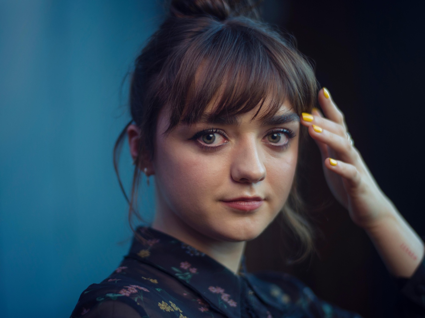 Молодая актриса Мэйси Уильямс с рукой у лица