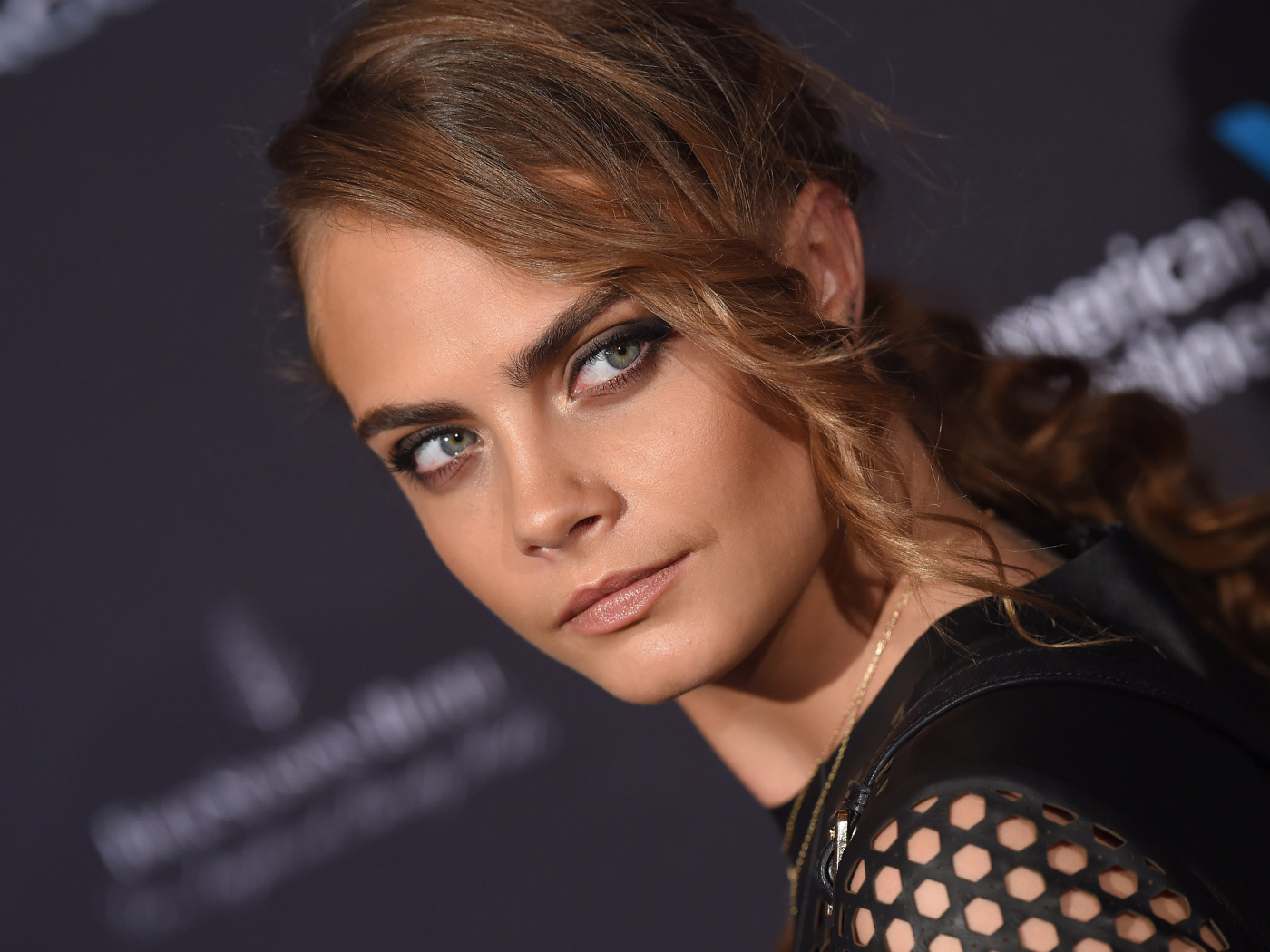 Молодая красивая актриса Кара Делевинь в черном наряде