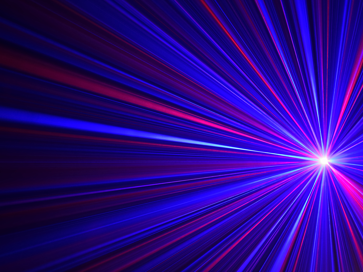 Яркая светящаяся искра с разноцветными лучами