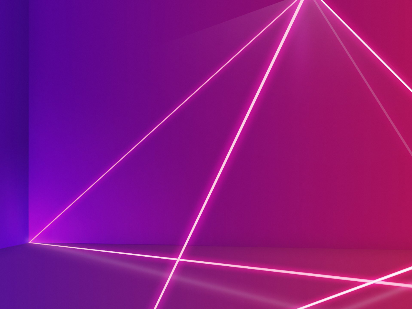 Розовые лазерные лучи на сиреневом фоне