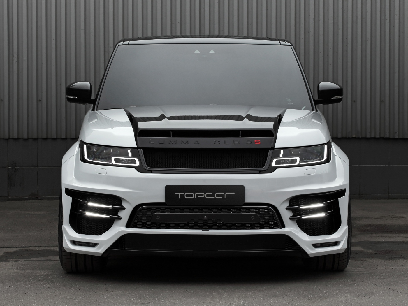 Внедорожник Lumma CLR RS 2019 года на фоне серой стены