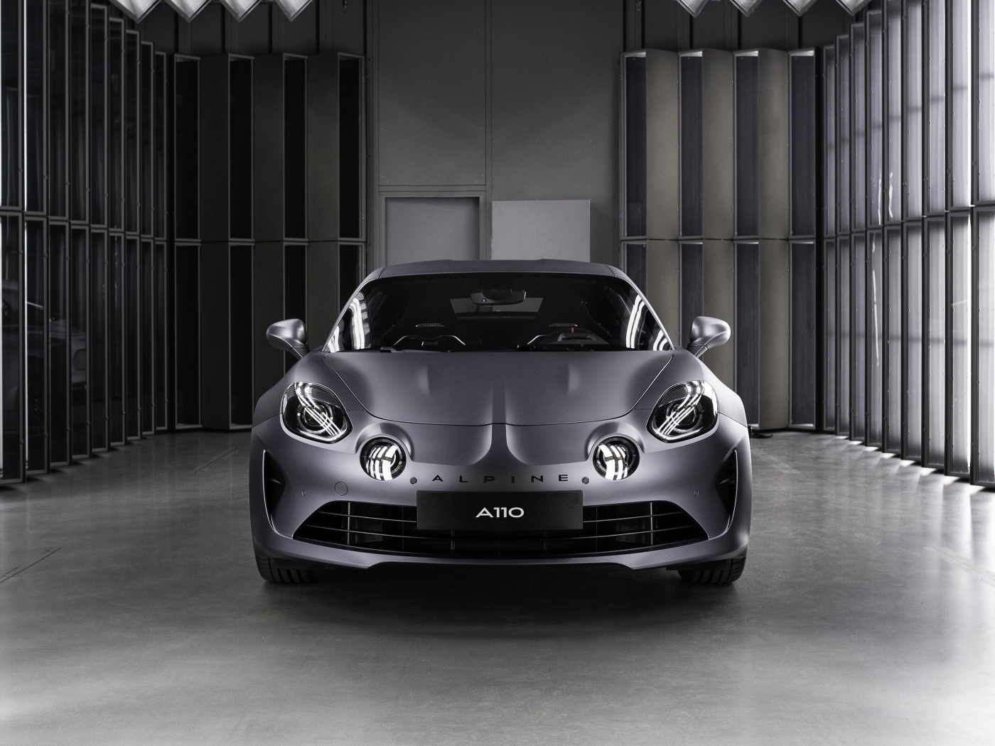 Новый серебристый автомобиль Alpine A110S, 2019 года в гараже