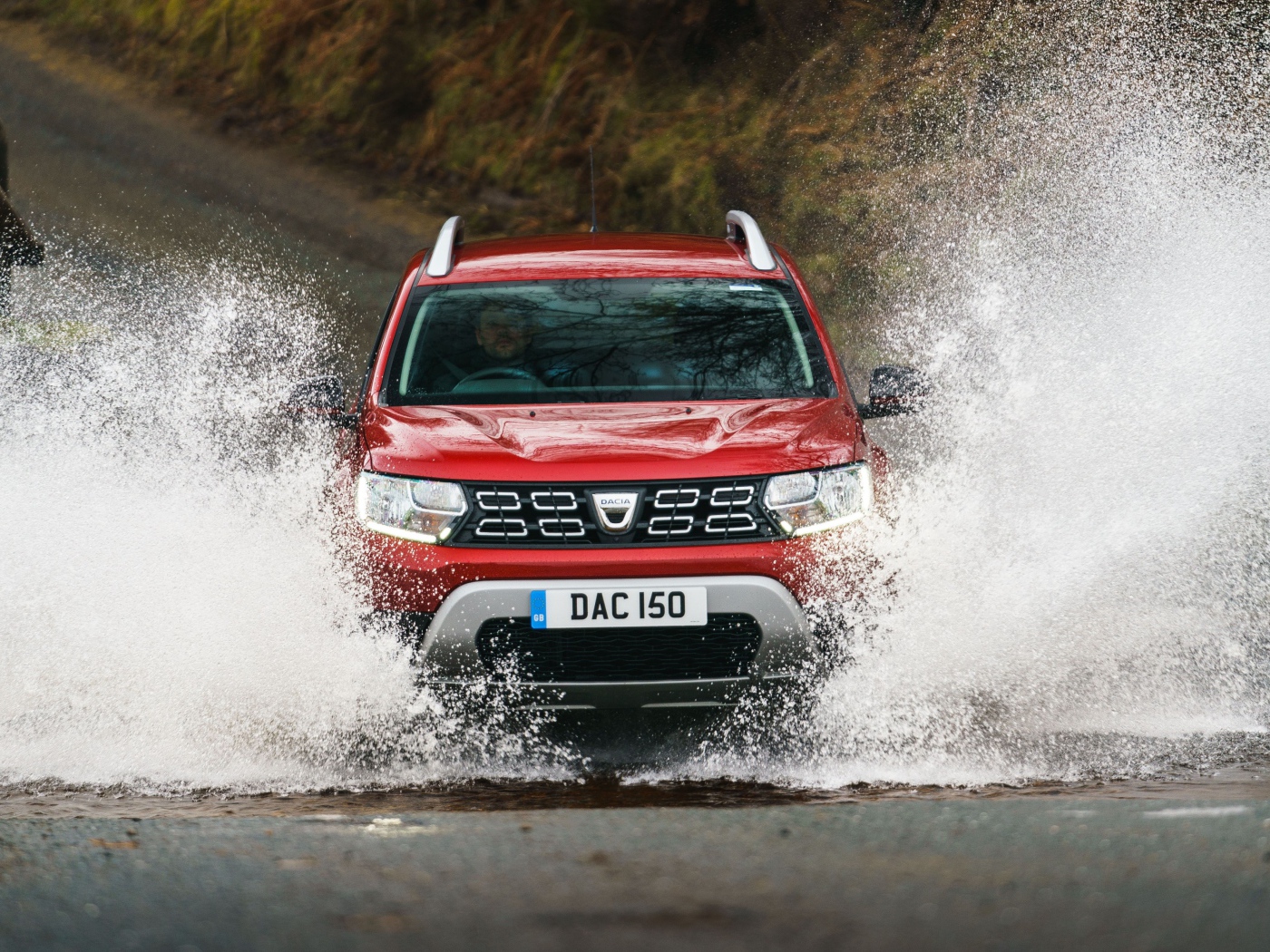 Красный внедорожник Dacia Duster Techroad 2019 года едет по воде