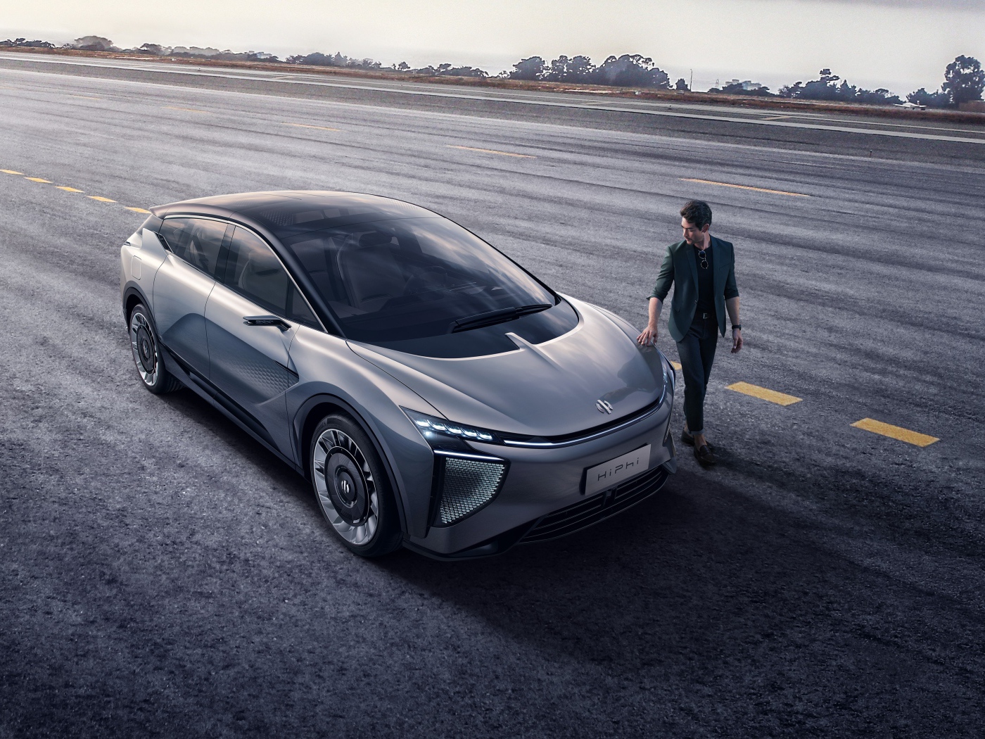 Серебристый автомобиль HiPhi 1 2020 года на дороге