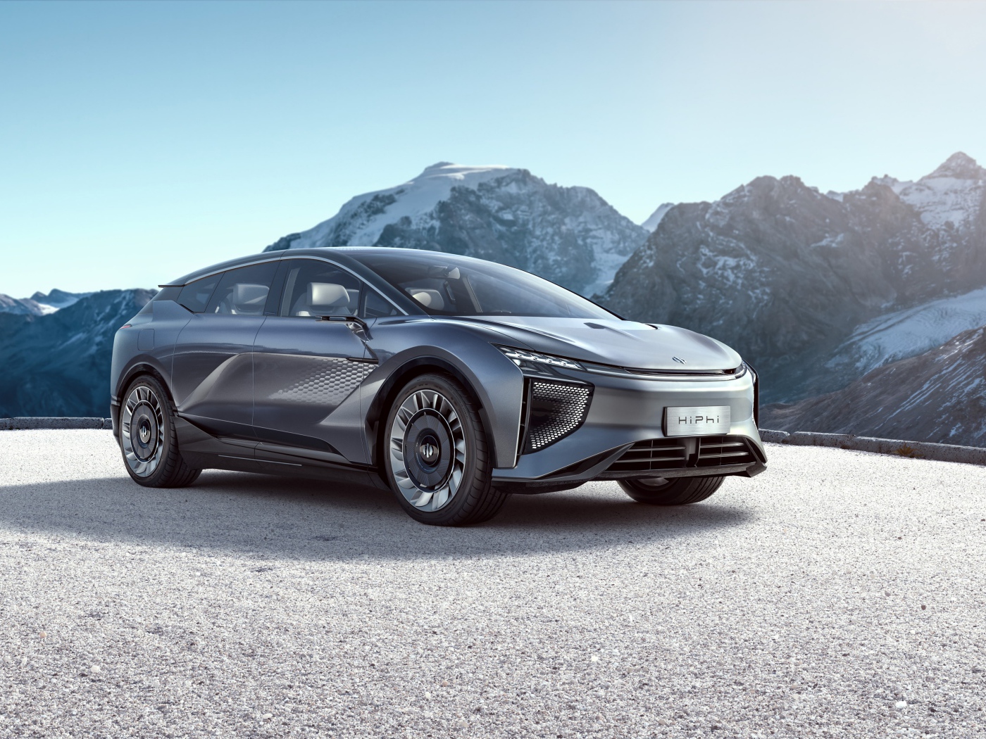 Новый автомобиль HiPhi 1,  2020 года на фоне гор