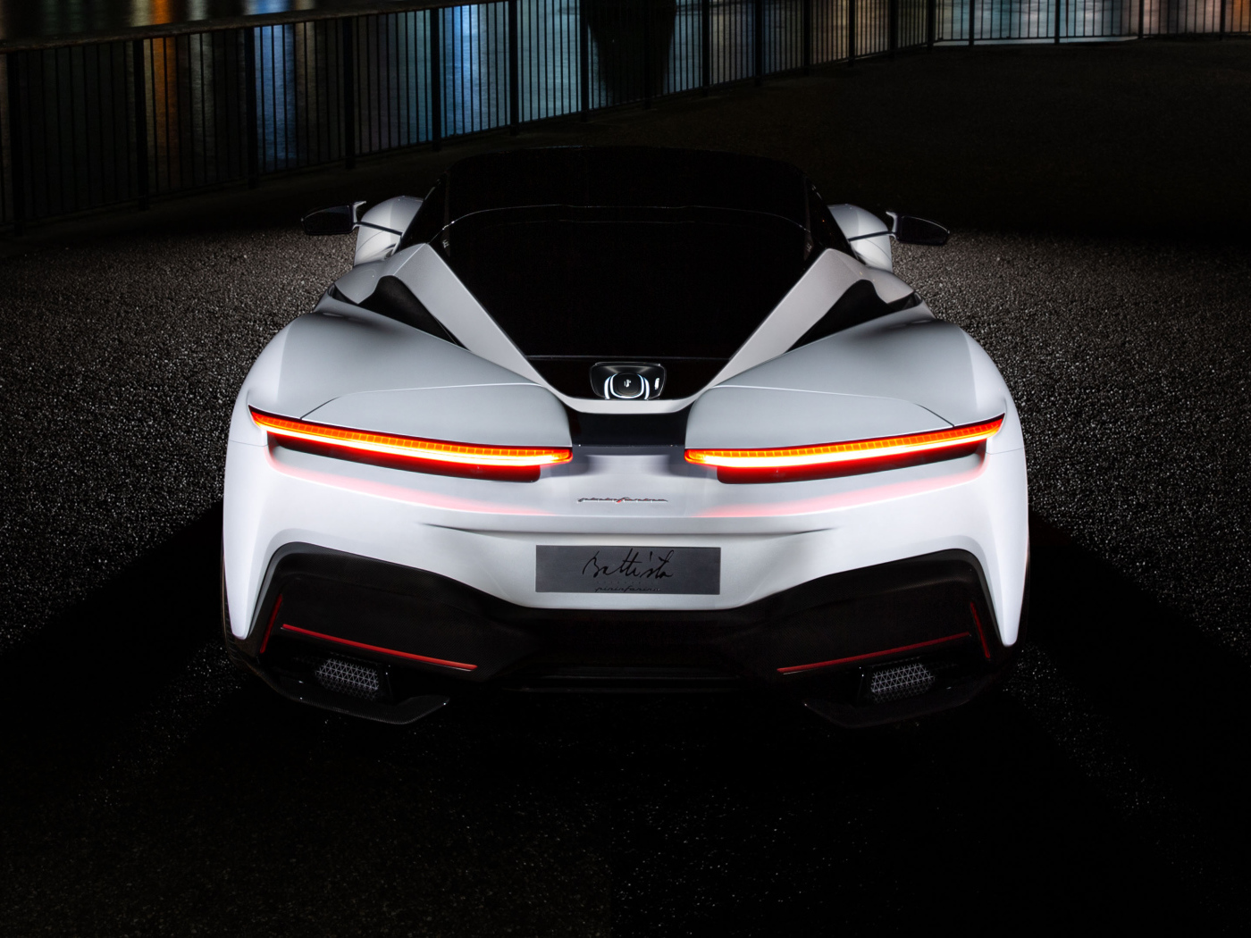 Белый автомобиль Pininfarina Battista 2019 года вид сзади