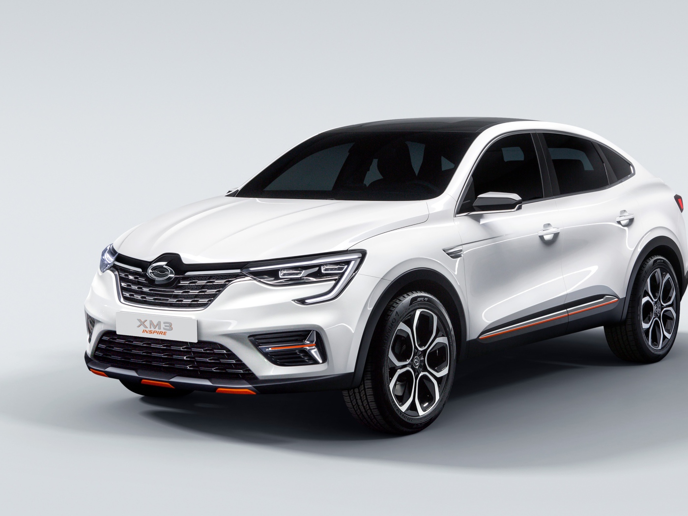 Белый автомобиль Samsung XM3 Inspire 2019 года на сером фоне