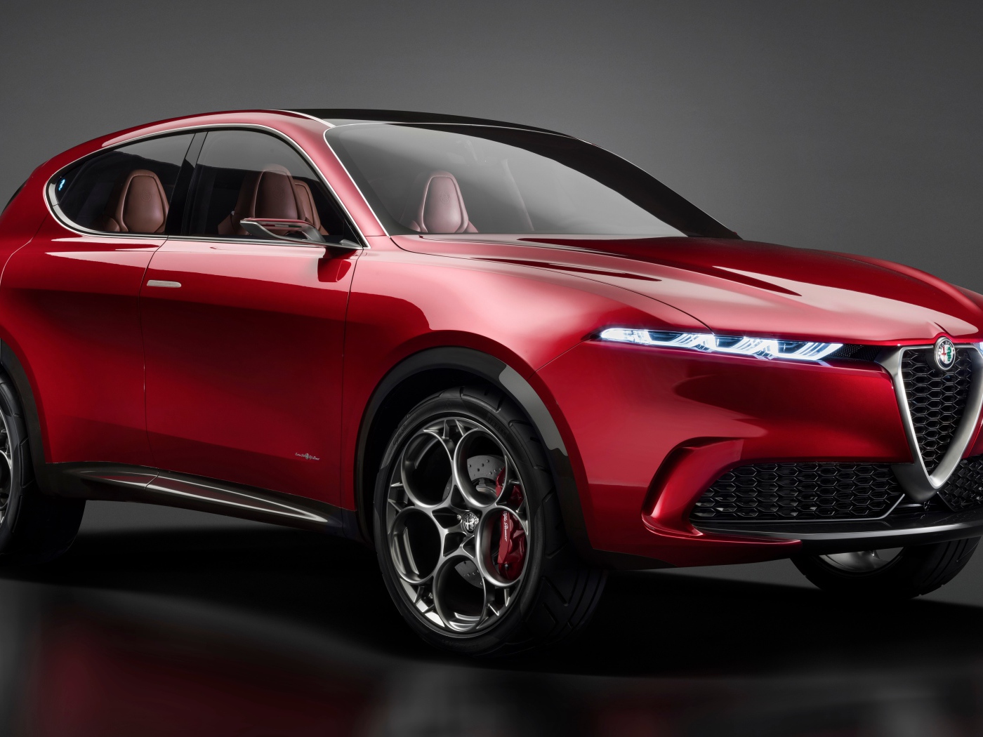 Красный внедорожник Alfa Romeo Tonale Concept, 2019 года на сером фоне