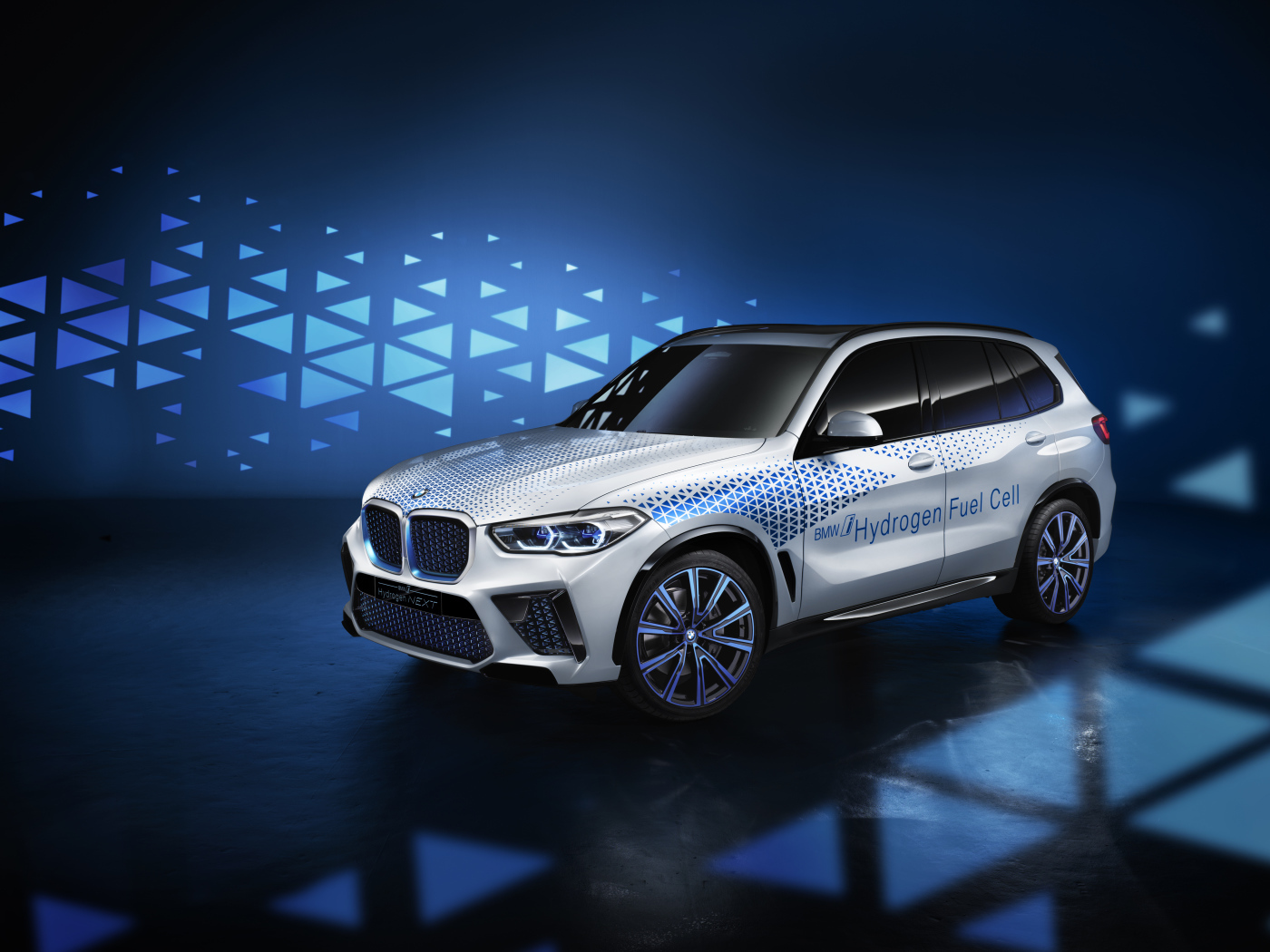 Автомобиль BMW i Hydrogen NEXT 2019 года