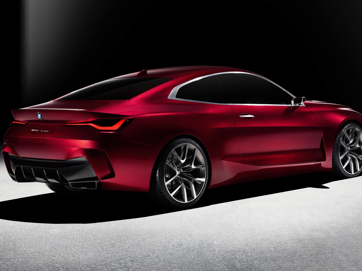 Бордовый автомобиль BMW Concept 4 2019 года вид сзади