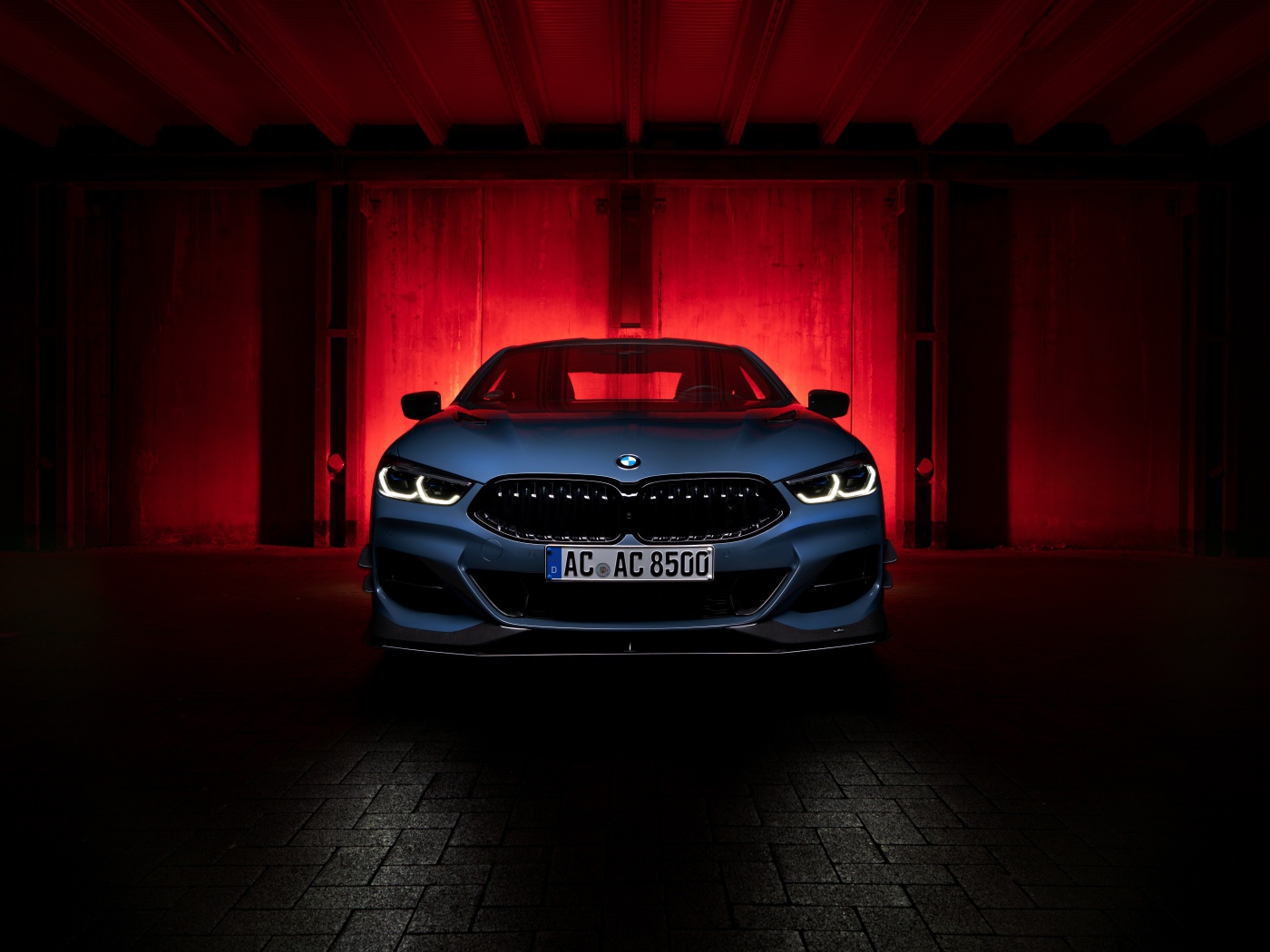 Автомобиль BMW I8  в гараже