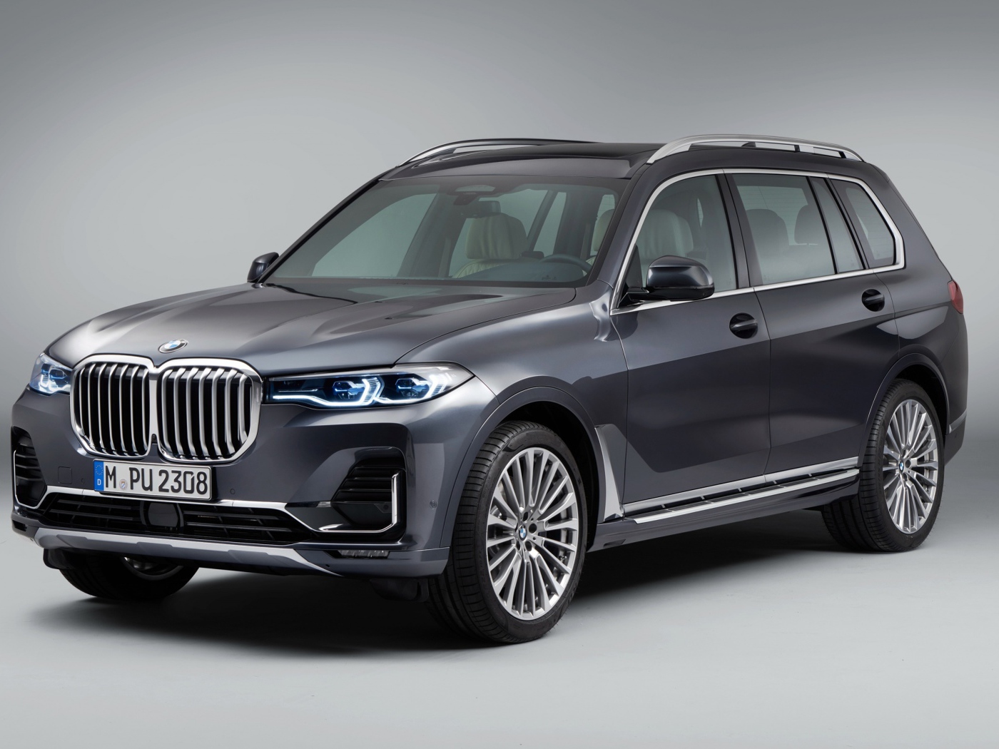 Внедорожник BMW X7, 2018 года на сером фоне