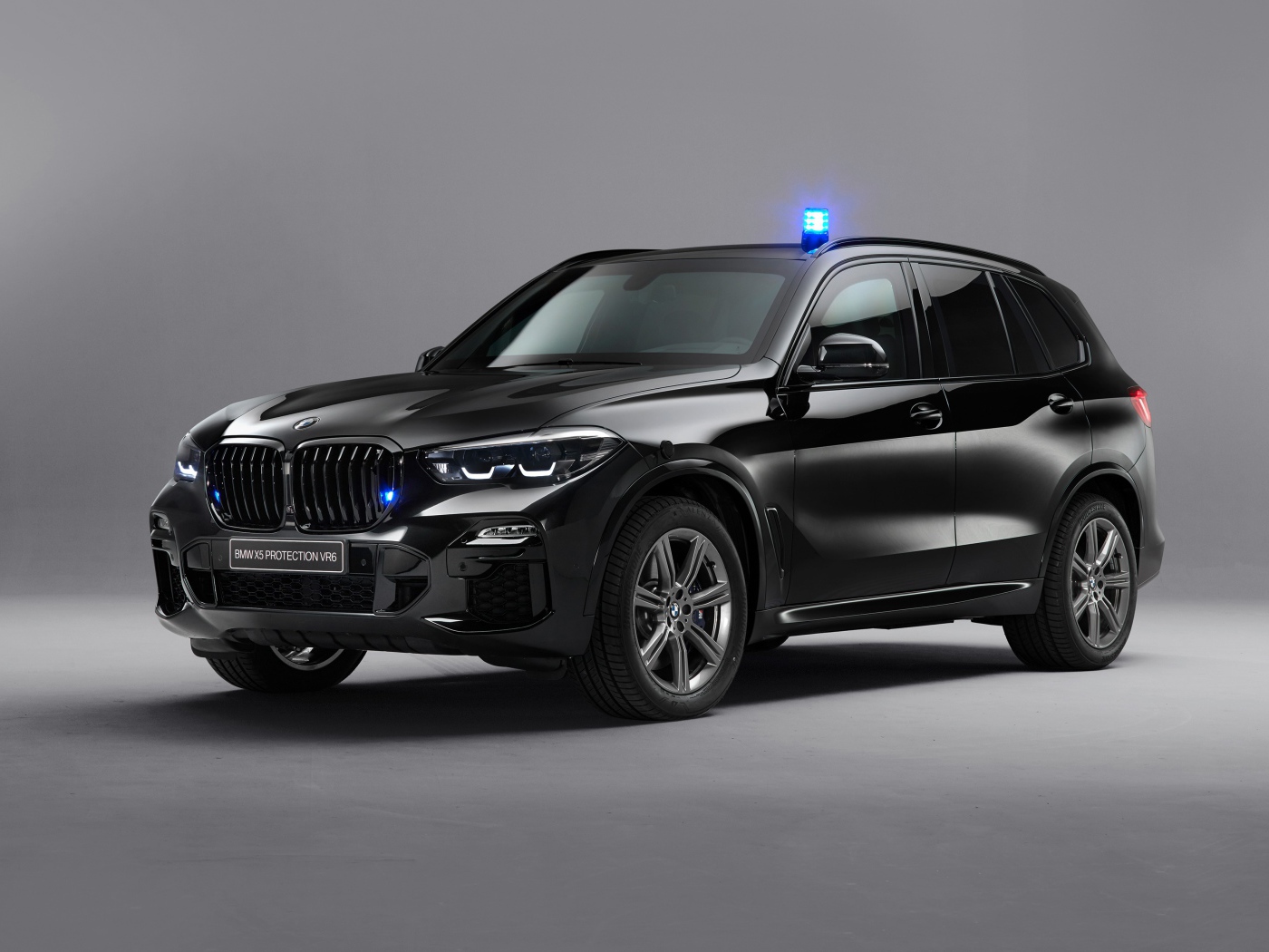 Черный автомобиль BMW X5 Protection VR6 2019 года на сером фоне