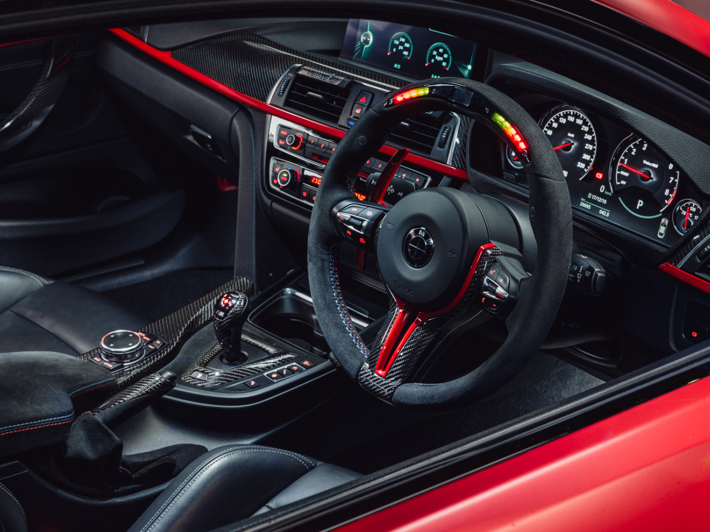 Черный салон красного автомобиля BMW M4 