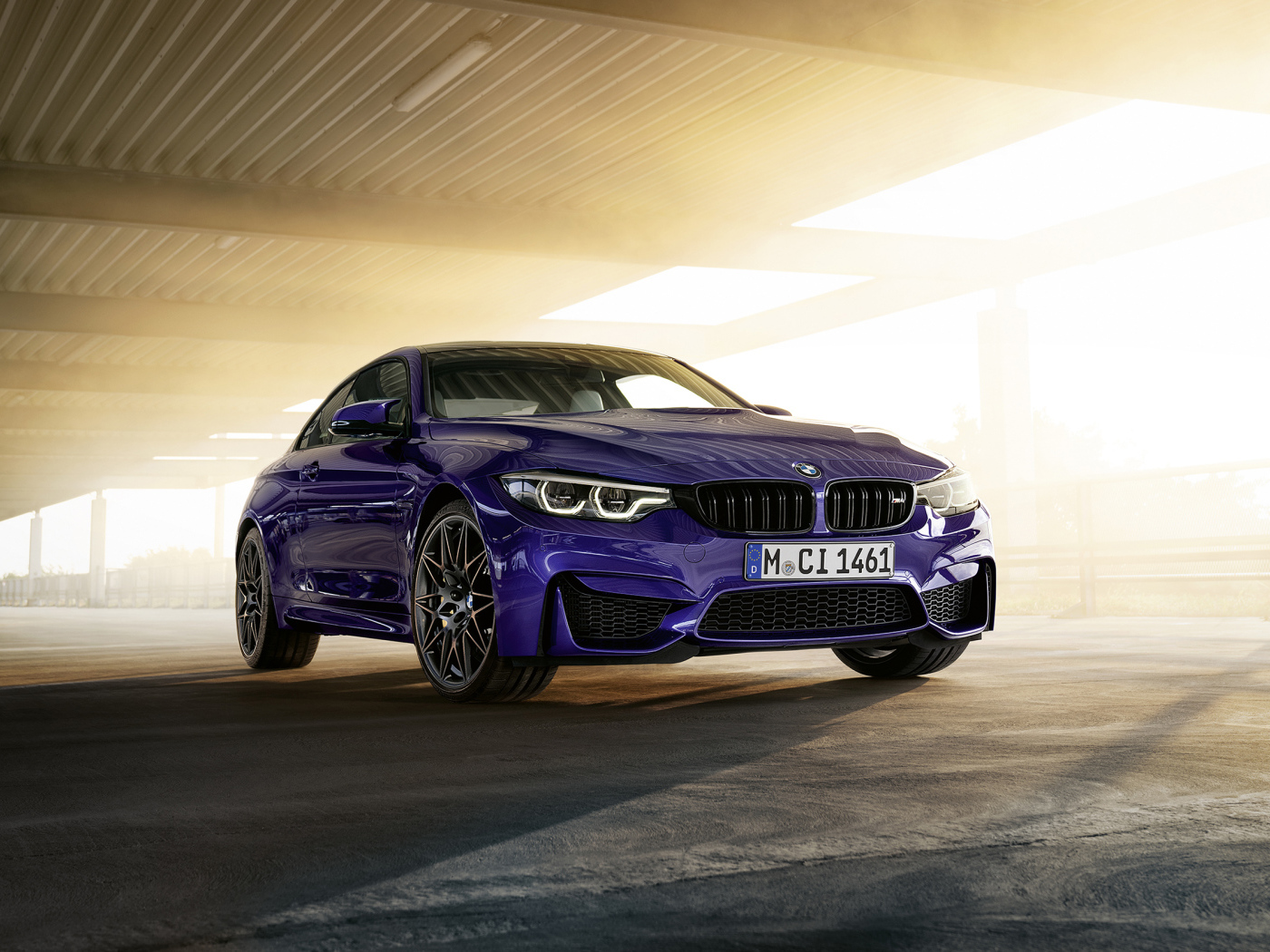 Синий автомобиль BMW M4, 2019 года под мостом