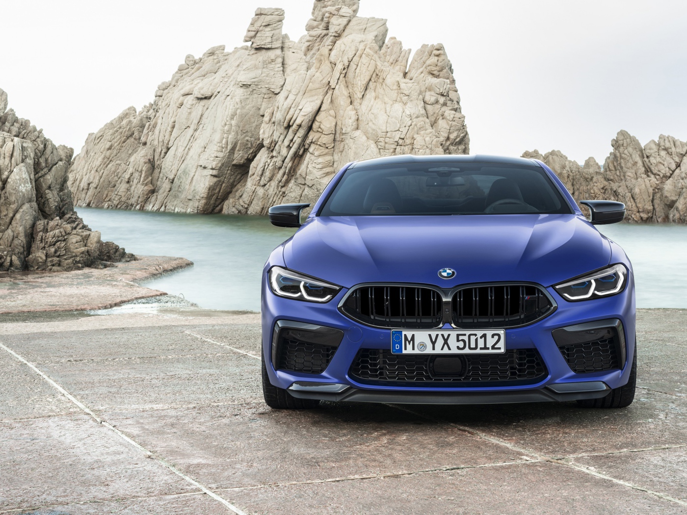 Синий BMW M8 Competition Coupe, 2019 года у воды