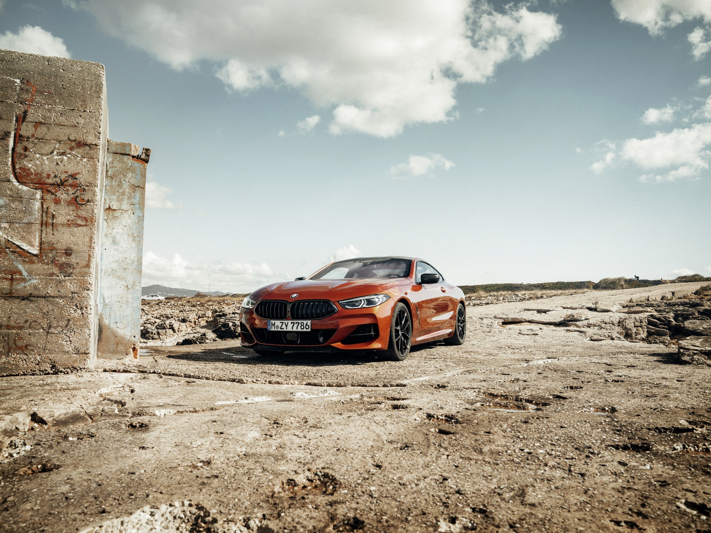 Красный автомобиль BMW 8 под голубым небом