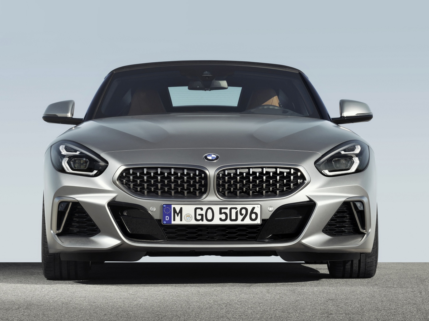 Серебристый автомобиль BMW Z4 вид спереди