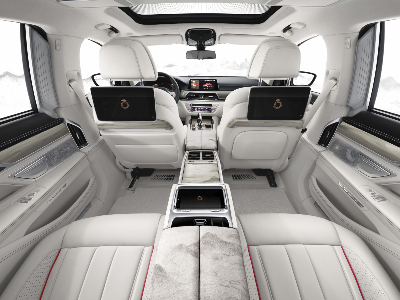 Просторный салон автомобиля BMW 7,  2019 года