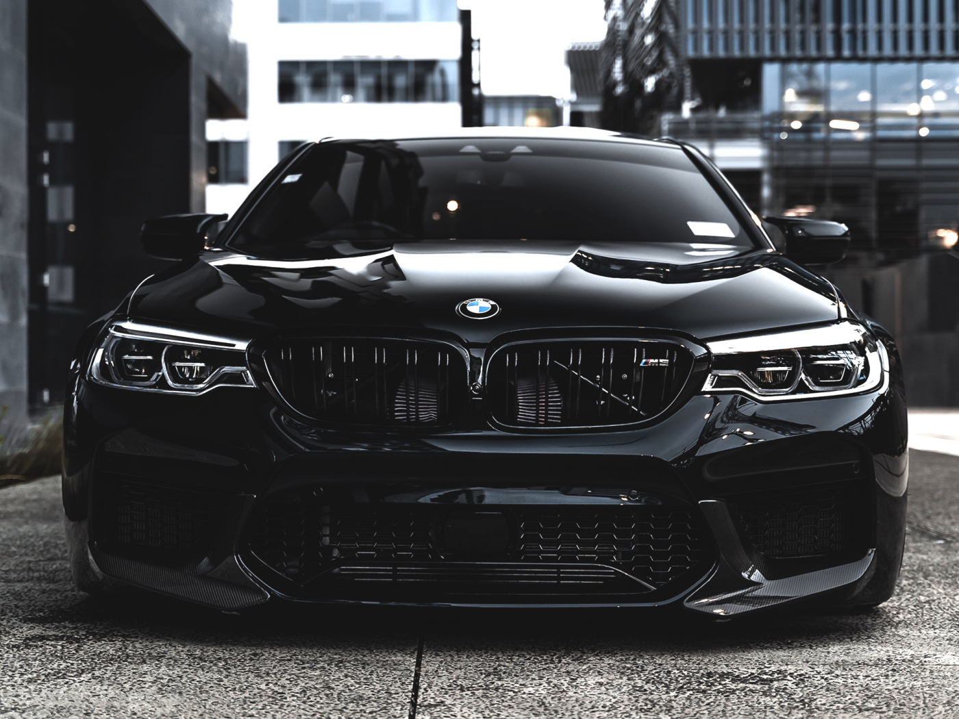 Стильный черный BMW M5 на улице