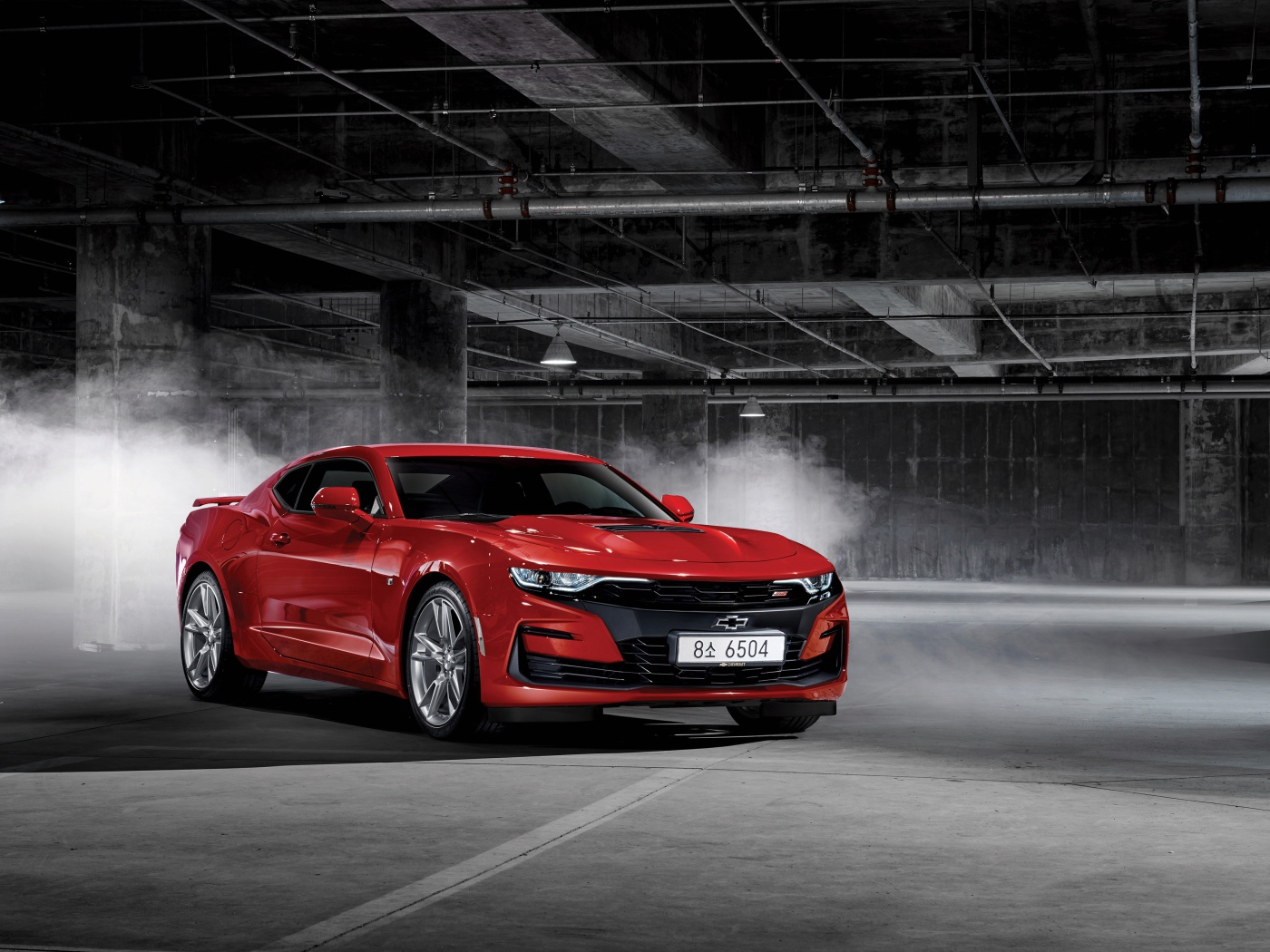 Красный спортивный Chevrolet Camaro SS в гараже