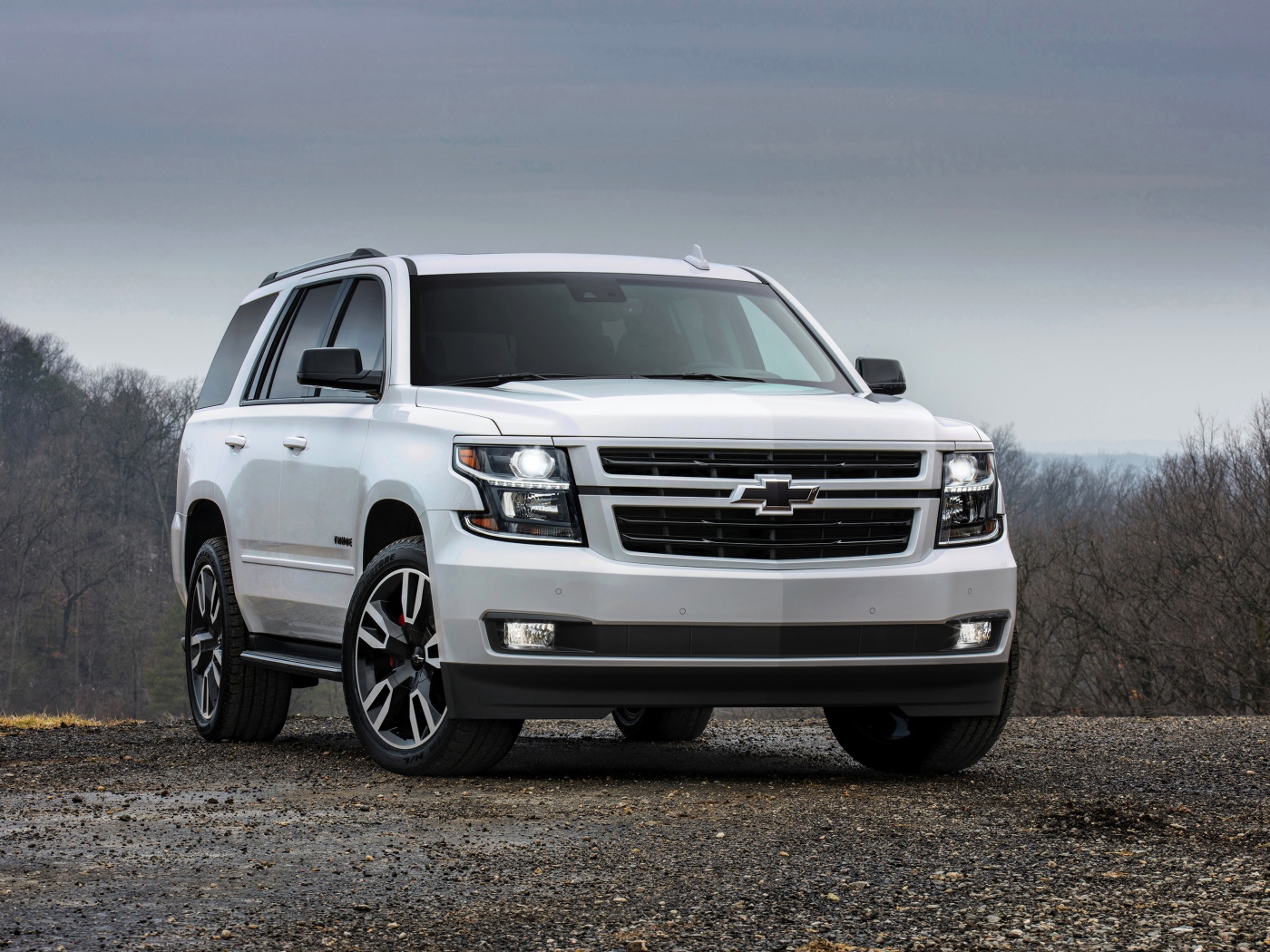 Белый внедорожник Chevrolet Tahoe