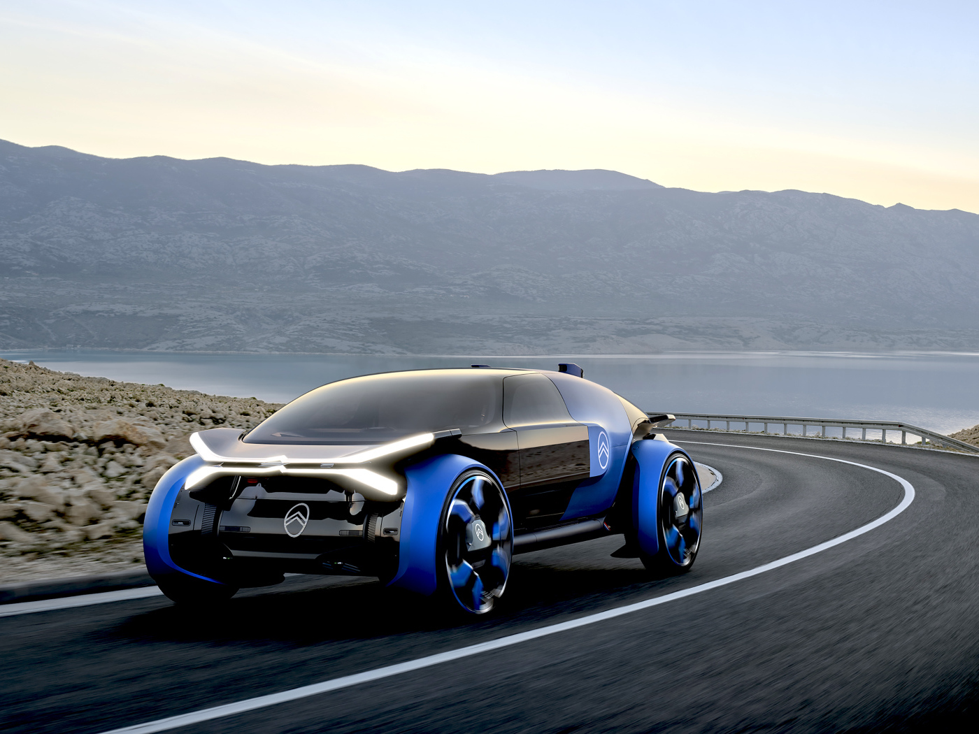 Футуристический автомобиль Citroen 19 19 Concept, 2019 года на трассе