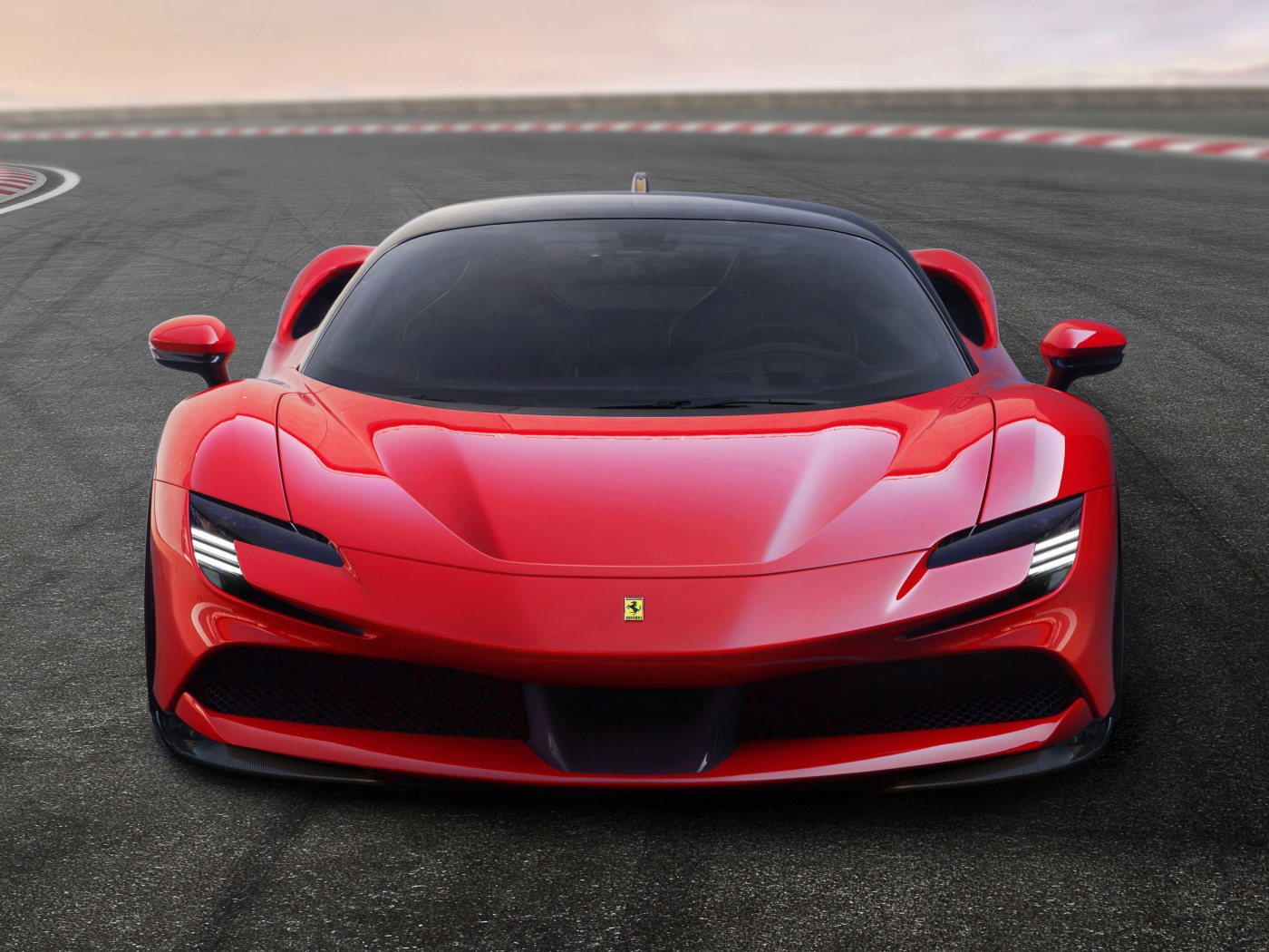 Красный спортивный Ferrari SF90 Stradale 2019 года на трассе