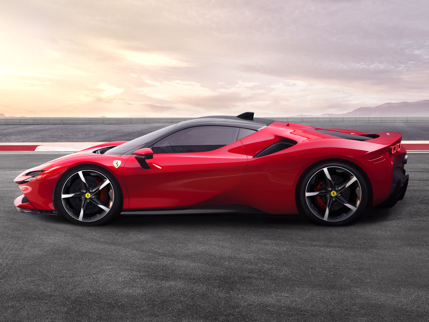 Красный спортивный автомобиль Ferrari SF90, 2019 года вид сбоку