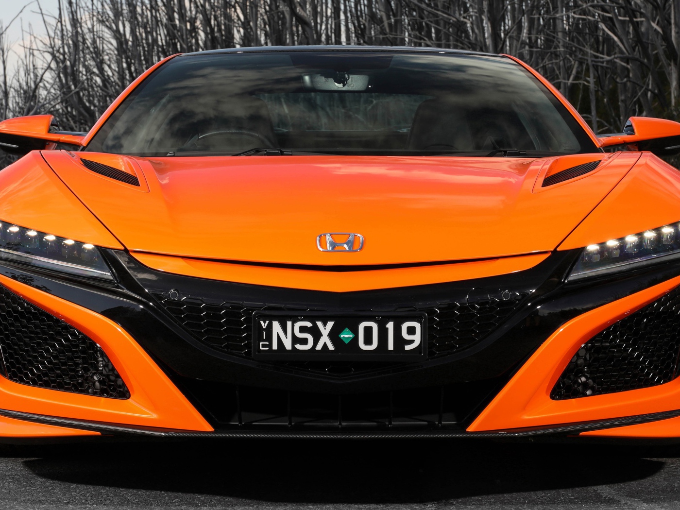 Оранжевый автомобиль Honda NSX 2019  вид спереди