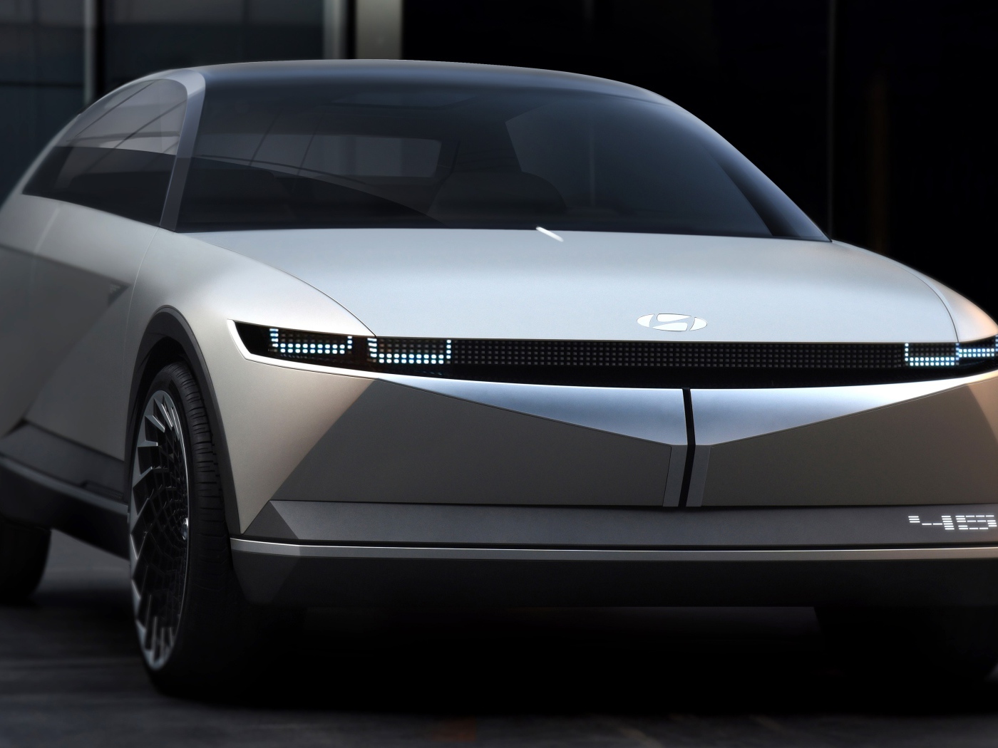 Серый автомобиль Hyundai 45 EV Concept 2019 года