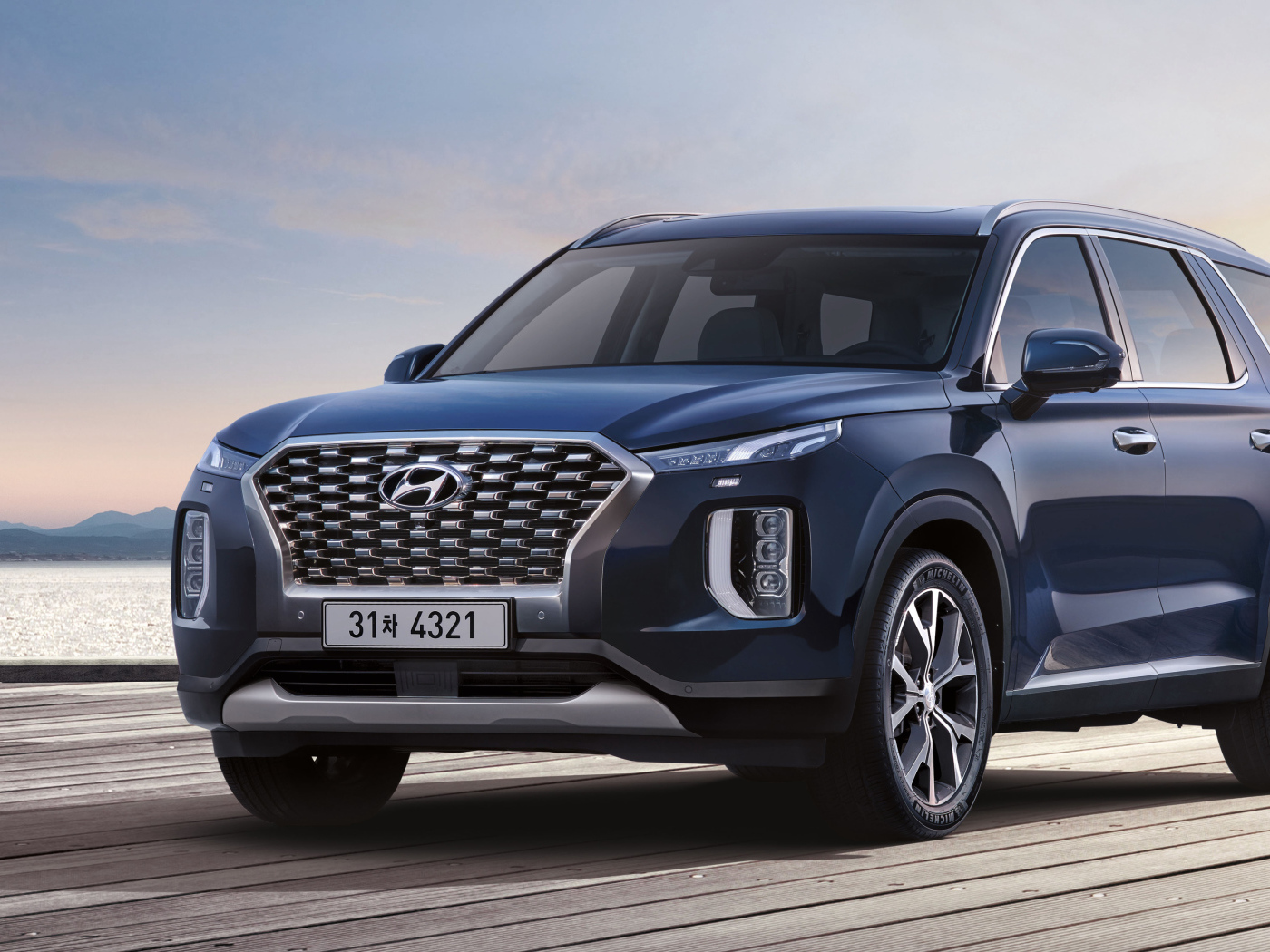 Синий автомобиль Hyundai Palisade 2020 года на мосту