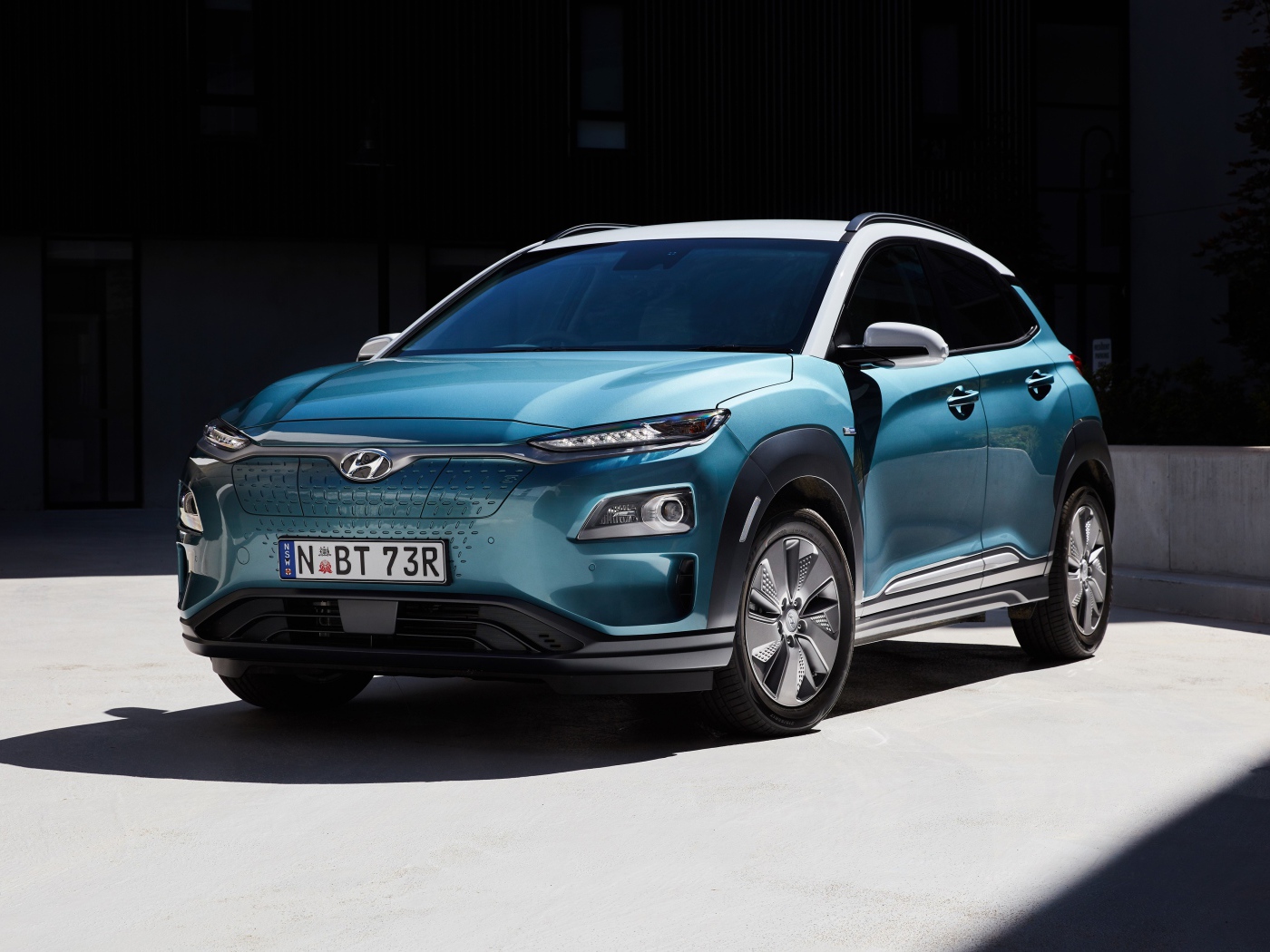 Синий электромобиль Hyundai Kona 2019 года